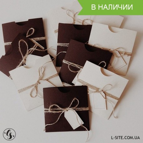 Конверт с вырезом, биркой и бечевкой в эко-стиле 